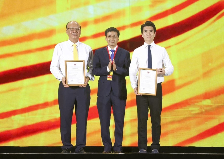 Hiệp hội Sáng tạo và bản quyền tác giả Việt Nam cũng trao Giấy chứng nhận đăng ký công bố sáng tạo cho tác phẩm viết Kịch bản Dòng sông Ánh sáng và tác phẩm kiến trúc Không gian Dòng sông Ánh sáng. Hiệp hội Sáng tạo và bản quyền tác giả Việt Nam cũng trao Giấy chứng nhận đăng ký công bố sáng tạo cho tác phẩm viết Kịch bản Dòng sông Ánh sáng và tác phẩm kiến trúc Không gian Dòng sông Ánh sáng.