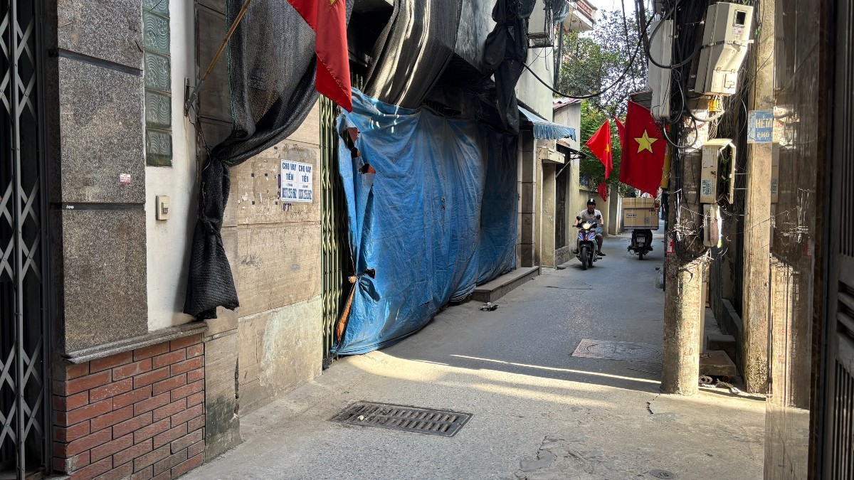 Tòa chung cư mini bị cháy nằm sâu trong một con ngõ nhỏ.