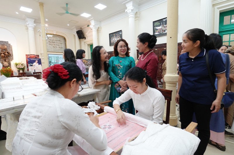 Sự kiện “Sợi chỉ thời gian” gồm hai phần: Art talk và lớp học thêu cổ điển kiểu Pháp. Ảnh: Hồ Hạ.