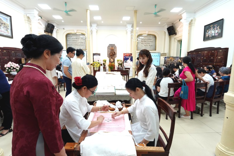 Sự kiện &quot;Sợi chỉ thời gian&quot; thu hút đông đảo những người yêu nghề thêu truyền thống. Ảnh: Hồ Hạ.