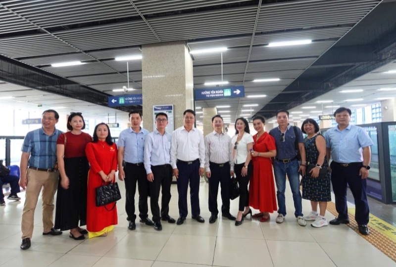 Các đại biểu khảo sát tuyến metro 2A.