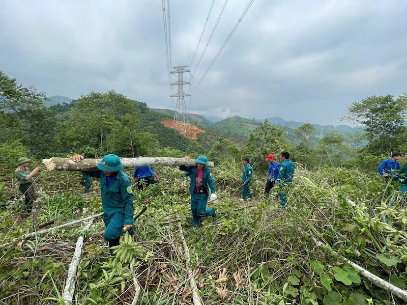 Lực lượng quân đội, dân quân, thanh niên tham gia hỗ trợ để đẩy nhanh tiến độ công trình Đường dây 500 kV Lào Cai - Vĩnh Yên.