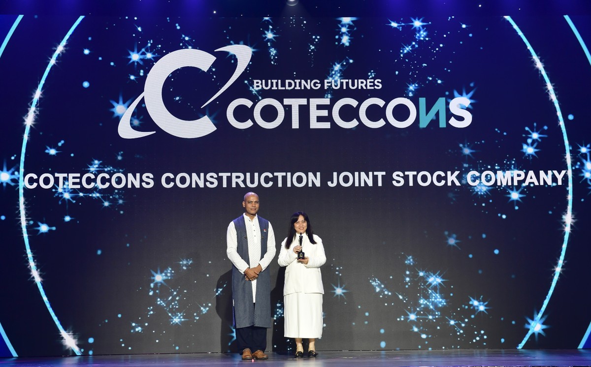 Bà Nguyễn Thị Thanh Hương - Giám đốc Quản trị nguồn nhân lực Coteccons nhận giải thưởng Nơi làm việc tốt nhất châu Á