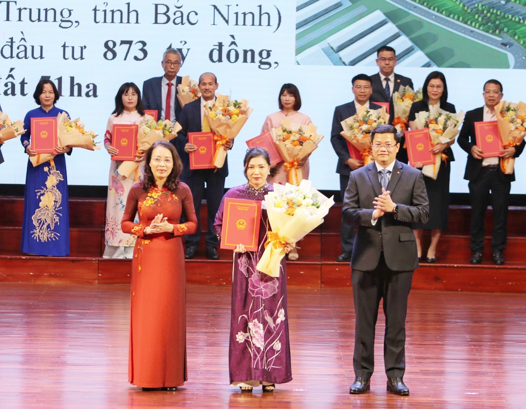 Thứ trưởng Bộ Tài chính Nguyễn Đức Tâm trao chứng nhận đầu tư cho đại diện doanh nghiệp. Thứ trưởng Bộ Tài chính Nguyễn Đức Tâm trao chứng nhận đầu tư cho đại diện doanh nghiệp.