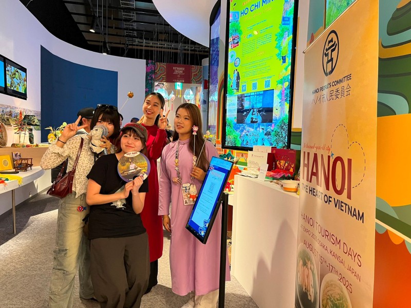 Du khách Nhật check-in tại không gian quảng bá du lịch Hà Nội tại Nhật. Ảnh: D.L Du khách Nhật check-in tại không gian quảng bá du lịch Hà Nội tại Nhật. Ảnh: D.L