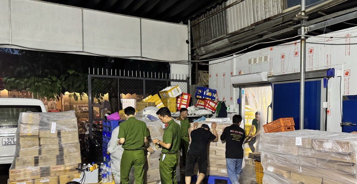 Cơ quan công an TP.HCM kiểm kê lượng thực phẩm không nguồn gốc trong kho lạnh của một doanh nghiệp ở huyện Bình Chánh (cũ)