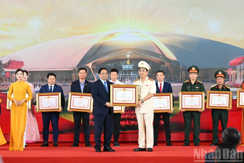Thủ tướng Chính phủ Phạm Minh Chính trao tặng Bằng khen cho nhiều tổ chức, cá nhân có nhiều thành tích giúp đưa nhiều dự án trọng điểm được khánh thành đúng thời hạn (Ảnh: Nhandan)