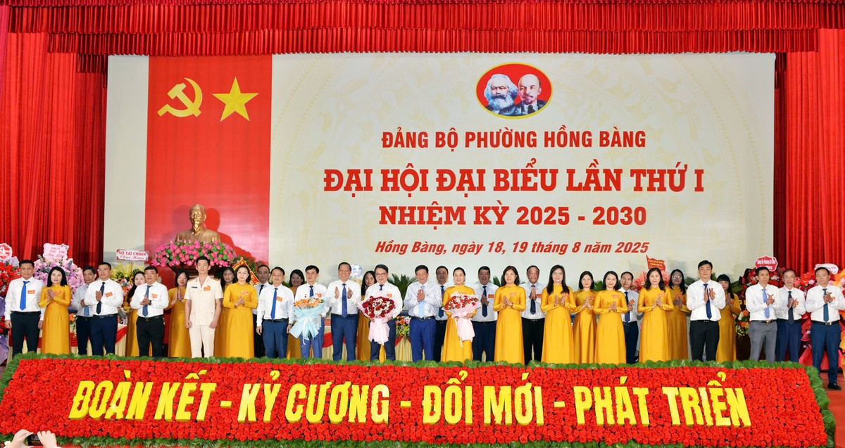 Ban Chấp hành Đảng bộ phường Hồng Bàng, nhiệm kỳ 2025 - 2030 ra mắt Đại hội. Ban Chấp hành Đảng bộ phường Hồng Bàng, nhiệm kỳ 2025 - 2030 ra mắt Đại hội.