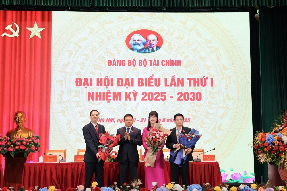 Đồng chí Nguyễn Văn Thắng tặng hoa tri ân các đồng chí không tiếp tục tham gia Ban chấp hành nhiệm kỳ mới.