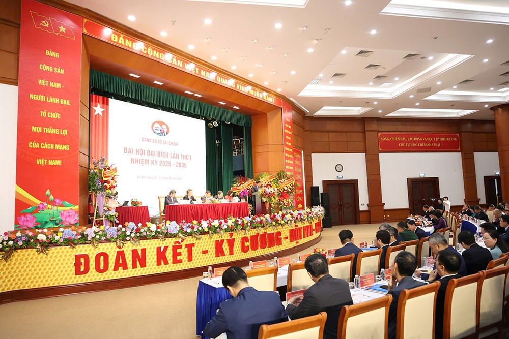 Trong kỷ nguyên mới, kỷ nguyên phát triển giàu mạnh, văn minh, phồn vinh, thịnh vượng của dân tộc, Phó Thủ tướng Nguyễn Chí Dũng mong muốn và tin tưởng rằng Ban chấp hành Đảng bộ Bộ Tài chính sẽ quy tụ được những đồng chí ưu tú nhất, lãnh đạo tập thể cán bộ, đảng viên, người lao động ngành Tài chính phát huy mạnh mẽ hơn nữa truyền thống và những thành tựu đã đạt được của ngành trong 80 năm qua. Ảnh: Đức Thanh.