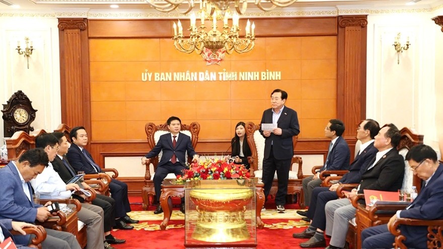 Lãnh đạo Hiệp hội Doanh nghiệp vừa và nhỏ Hàn Quốc phát biểu tại buổi làm việc. Ảnh báo Ninh Bình