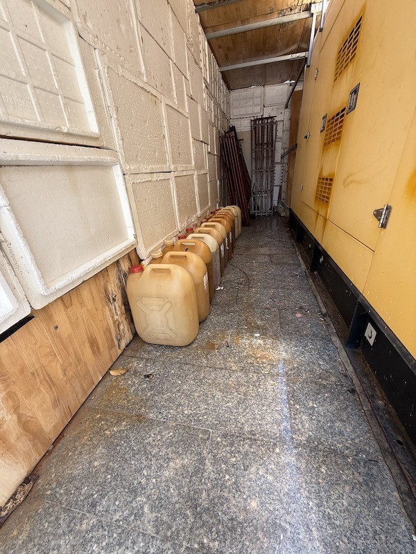 Những can đựng dầu cho máy phát điện tại Khách sạn Marina Bay, Đặc khu Côn Đảo - Hình ảnh sẽ đi vào dĩ vãng