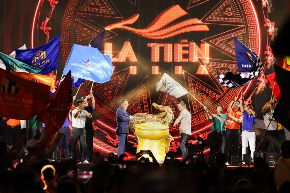 Giây phút khai mở biểu tượng Trống Đồng và lộ diện logo La Tiên Villa. Giây phút khai mở biểu tượng Trống Đồng và lộ diện logo La Tiên Villa.