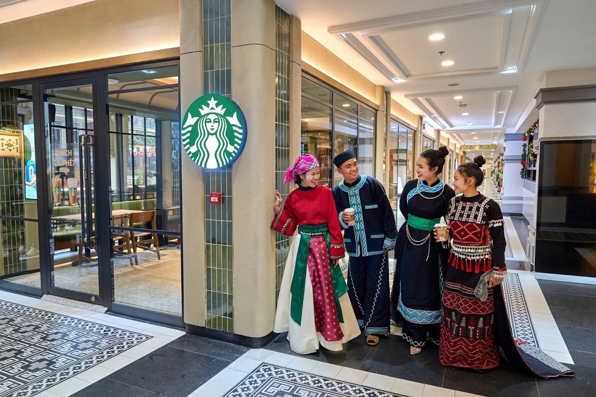 Không gian Starbucks Sun Plaza được lấy cảm hứng từ ga tàu hỏa Mường Hoa