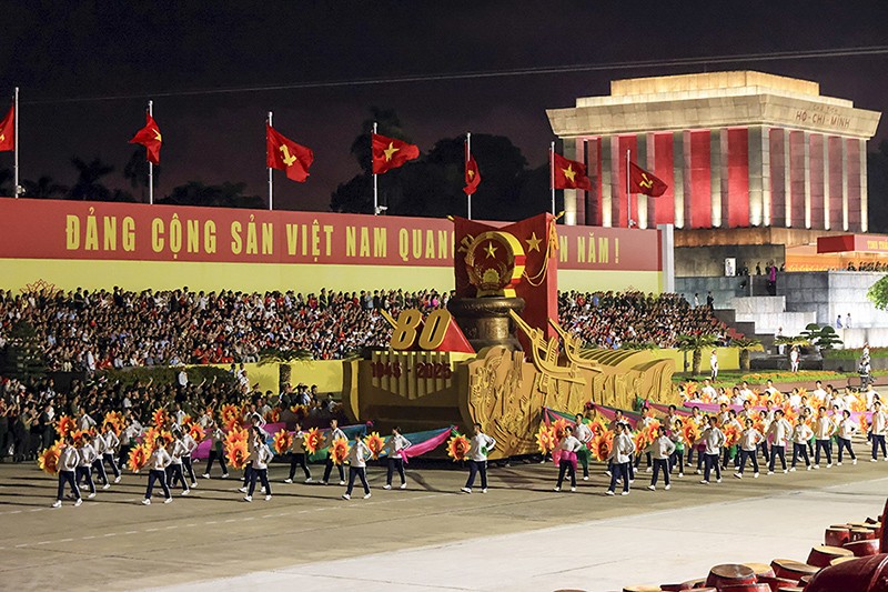 Tại quảng trường Ba Đình các khối lần lượt tiến qua lễ đài.