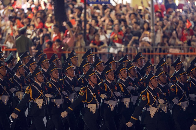 Các chiến sỹ trong đội hình diễu binh tiến vào phố Cổ Tân, nơi các khối tập kết sau khi hoàn thành buổi lễ.