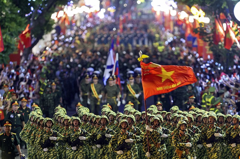 Binh chủng hoá học với lá cờ quyết thắng tung bay trên phố