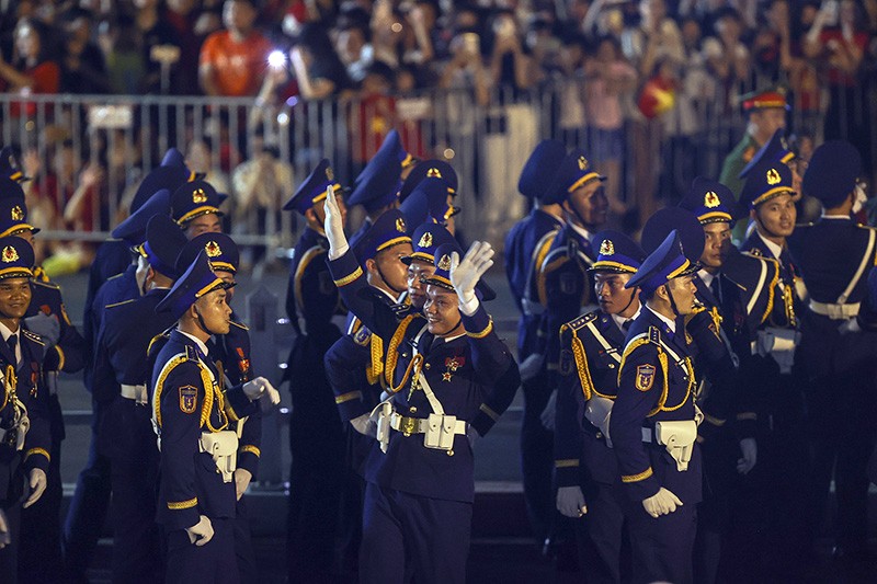 Nụ cười tươi rói và cái vẫy tay dễ thương của các chiến sỹ khi tới điểm tập kết, kết thúc buổi diễu binh.