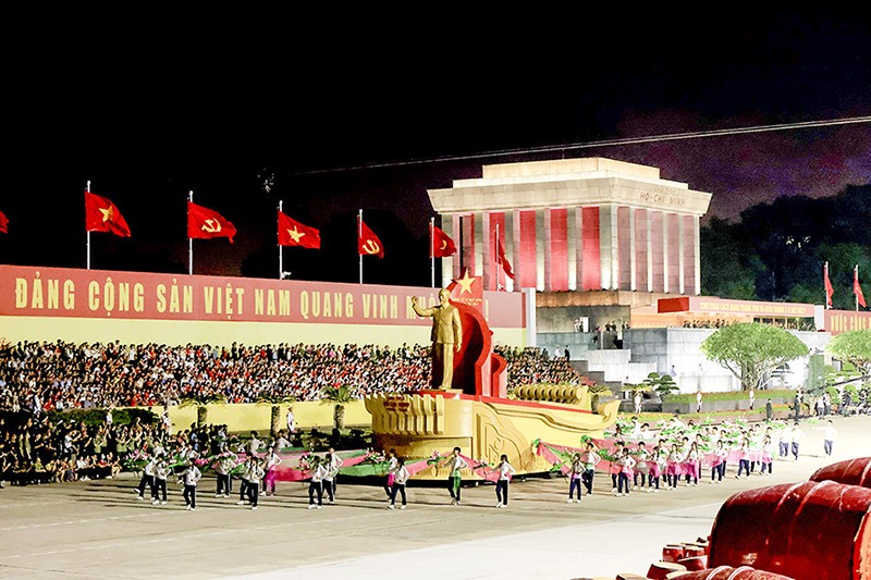 Các khối nghi trượng tiến vào lễ đài trong sự cổ vũ của người dân.