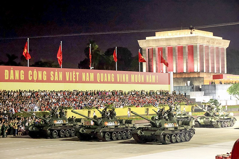 Cùng với quân nhân là hàng trăm phương tiện khí tài tham gia diễu binh.