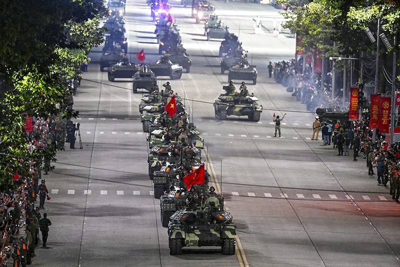 Hình ảnh các phương tiện khí tài trên đường Hùng Vương sau khi tiến qua Lễ đài.