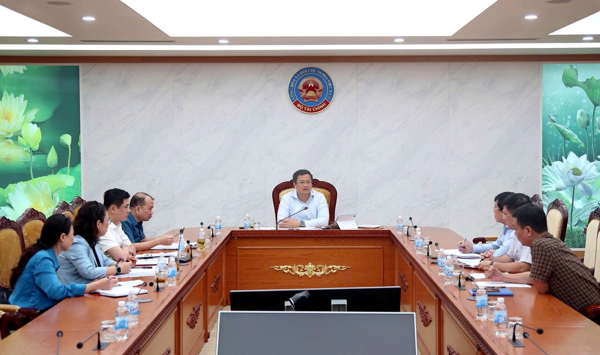 Thứ trưởng Bộ Tài chính Nguyễn Đức Tâm chủ trì cuộc họp với đại diện Lãnh đạo Cục Thuế, Cục Hải quan, Cục Thống kê, Cục Dữ trự Nhà nước, Kho bạc Nhà nước, Cục Kế hoạch - Tài chính, Vụ Ngân sách Nhà nước, Vụ Tài chính - Kinh tế ngành, Vụ Tổ chức cán bộ và Vụ Pháp chế (Bộ Tài chính). Thứ trưởng Bộ Tài chính Nguyễn Đức Tâm chủ trì cuộc họp với đại diện Lãnh đạo Cục Thuế, Cục Hải quan, Cục Thống kê, Cục Dữ trự Nhà nước, Kho bạc Nhà nước, Cục Kế hoạch - Tài chính, Vụ Ngân sách Nhà nước, Vụ Tài chính - Kinh tế ngành, Vụ Tổ chức cán bộ và Vụ Pháp chế (Bộ Tài chính).