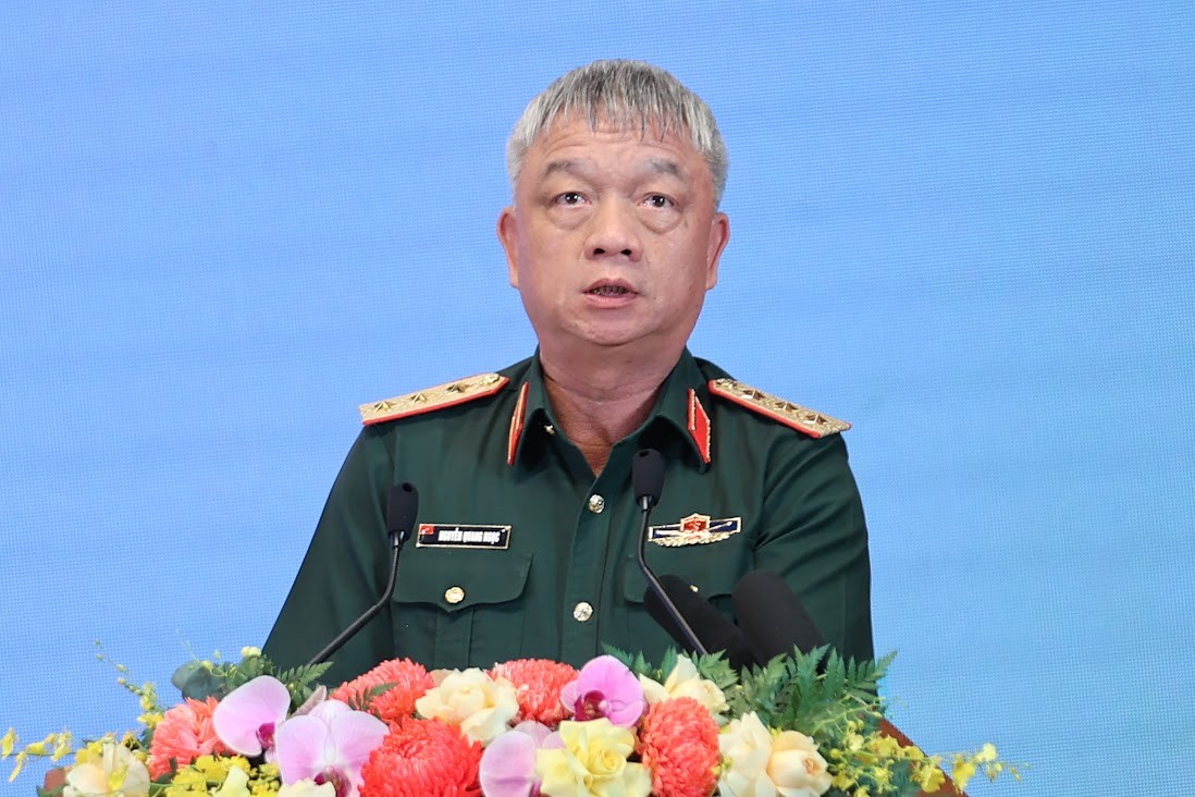 Thượng tướng Nguyễn Quang Ngọc, Thứ trưởng Quốc phòng chia sẻ về kết quả, kinh nghiệm của lực lượng quân đội trong triển khai phong trào thi đua xóa nhà tạm, nhà dột nát. Ảnh: VGP/Nhật Bắc Thượng tướng Nguyễn Quang Ngọc, Thứ trưởng Quốc phòng chia sẻ về kết quả, kinh nghiệm của lực lượng quân đội trong triển khai phong trào thi đua xóa nhà tạm, nhà dột nát. Ảnh: VGP/Nhật Bắc