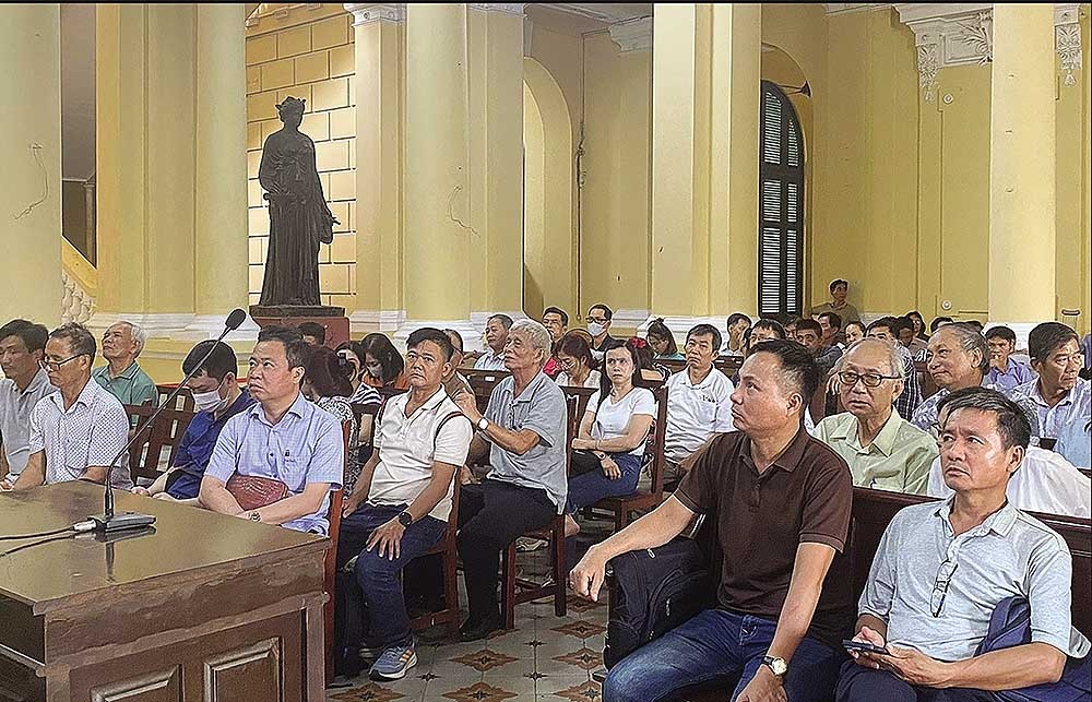 Các bị hại trong vụ án đang theo dõi phiên tòa. Các bị hại trong vụ án đang theo dõi phiên tòa.