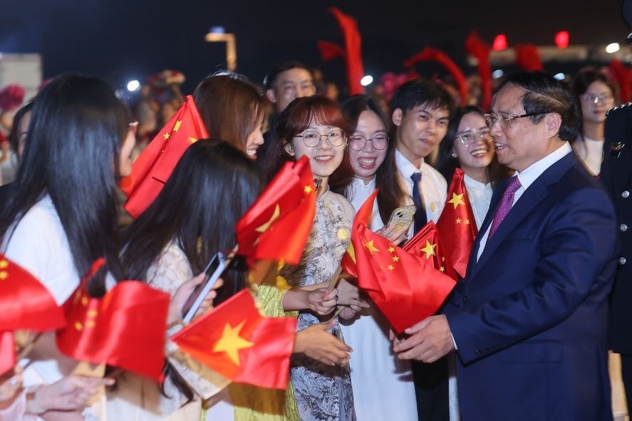 Cán bộ, nhân viên Đại sứ quán Việt Nam tại Trung Quốc và đại diện cộng đồng người Việt Nam tại Trung Quốc vui mừng chào đón Thủ tướng - Ảnh: Nhật Bắc. Cán bộ, nhân viên Đại sứ quán Việt Nam tại Trung Quốc và đại diện cộng đồng người Việt Nam tại Trung Quốc vui mừng chào đón Thủ tướng - Ảnh: Nhật Bắc.