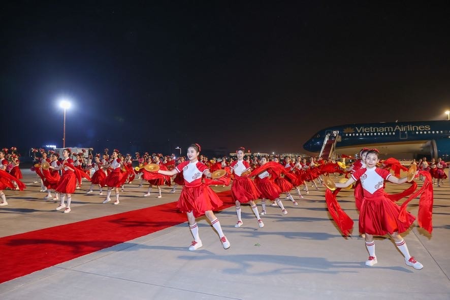 Màn múa hát của các thiếu nhi chào đón Thủ tướng Phạm Minh Chính và Đoàn đại biểu Việt Nam tại sân bay Tân Hải, thành phố Thiên Tân - Ảnh: Nhật Bắc. Màn múa hát của các thiếu nhi chào đón Thủ tướng Phạm Minh Chính và Đoàn đại biểu Việt Nam tại sân bay Tân Hải, thành phố Thiên Tân - Ảnh: Nhật Bắc.