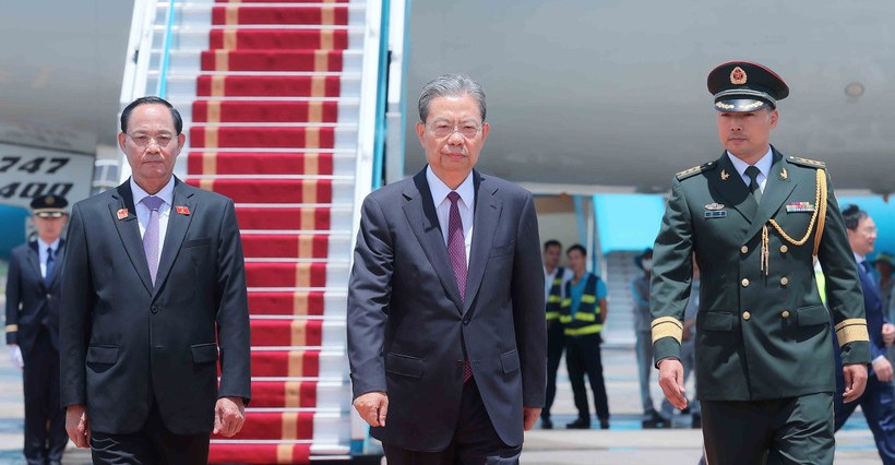 Phó chủ tịch Quốc hội Trần Quang Phương (bên trái) đón Ủy viên trưởng Nhân đại toàn quốc Trung Quốc Triệu Lạc Tế tại Sân bay quốc tế Nội Bài. Ảnh: An Đăng.