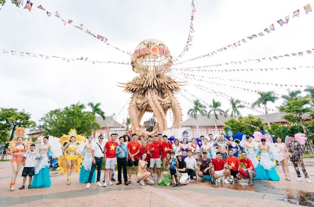 Du khách tham gia các hoạt động vui chơi tại Tổ hợp vui chơi giải trí Sun World Hạ Long. Ảnh: QMG Du khách tham gia các hoạt động vui chơi tại Tổ hợp vui chơi giải trí Sun World Hạ Long. Ảnh: QMG