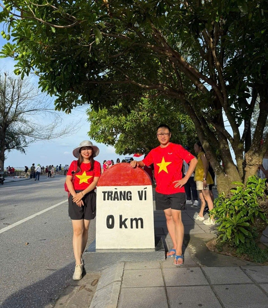 Du khách chụp ảnh lưu niệm tại Cột mốc Tràng Vĩ tại điểm du lịch Mũi Sa Vĩ - một những điểm du lịch hấp dẫn du khách khi đến với Quảng Ninh. Du khách chụp ảnh lưu niệm tại Cột mốc Tràng Vĩ tại điểm du lịch Mũi Sa Vĩ - một những điểm du lịch hấp dẫn du khách khi đến với Quảng Ninh.