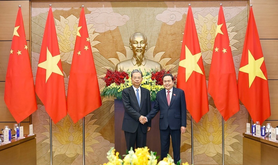 Chủ tịch Quốc hội Trần Thanh Mẫn (bên phải) đón đồng chí Triệu Lạc Tế tại Nhà Quốc hội. Ảnh: Doãn Tấn.