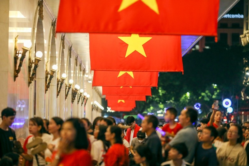 Từ 18h khu vực trước cửa Trung tâm thương mại Tràng Tiền luôn đông đúc người dân tới tìm chỗ ngồi, do đây là vị trí khá đắc địa. Từ 18h khu vực trước cửa Trung tâm thương mại Tràng Tiền luôn đông đúc người dân tới tìm chỗ ngồi, do đây là vị trí khá đắc địa.