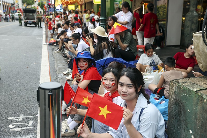 Từ 14h, phố Tràng Tiền đã kín chỗ, nhiều người đến và đợi từ 8h sáng để được nhìn các khối đội hình gần nhất có thể