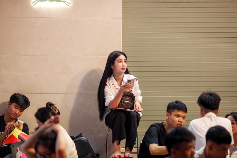 Số khác thì giải trí bằng cách lướt điện thoại. Số khác thì giải trí bằng cách lướt điện thoại.