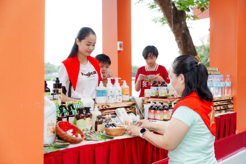 Chuỗi hoạt động &quot;Sắc đỏ Ba Đình&quot; hấp dẫn người dân và du khách.