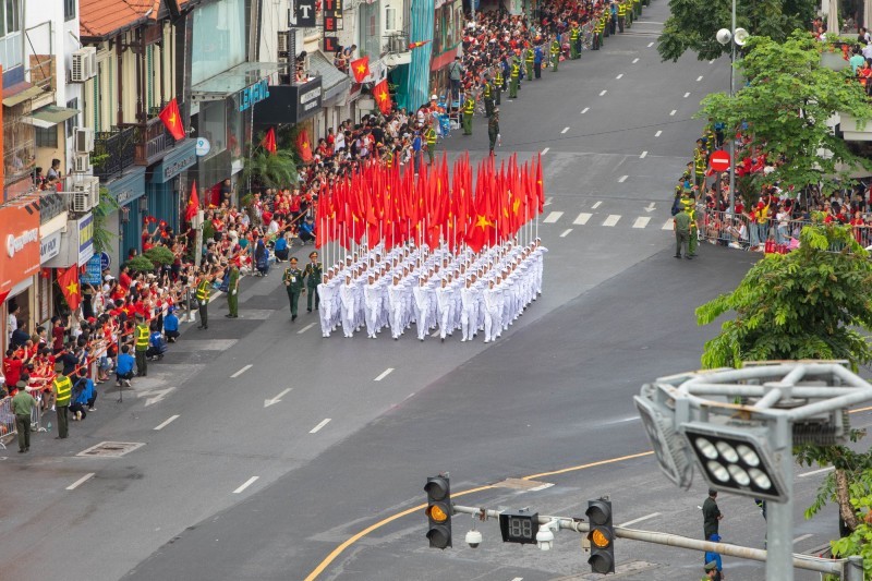 Để có được chỗ ngồi thuận hướng di chuyển của các khối, rất đông người dân, nhất là từ các địa phương khác, đã không quản nắng mưa, kiên trì giữ chỗ suốt hơn 24 giờ. Ảnh: Minh Hà Để có được chỗ ngồi thuận hướng di chuyển của các khối, rất đông người dân, nhất là từ các địa phương khác, đã không quản nắng mưa, kiên trì giữ chỗ suốt hơn 24 giờ. Ảnh: Minh Hà
