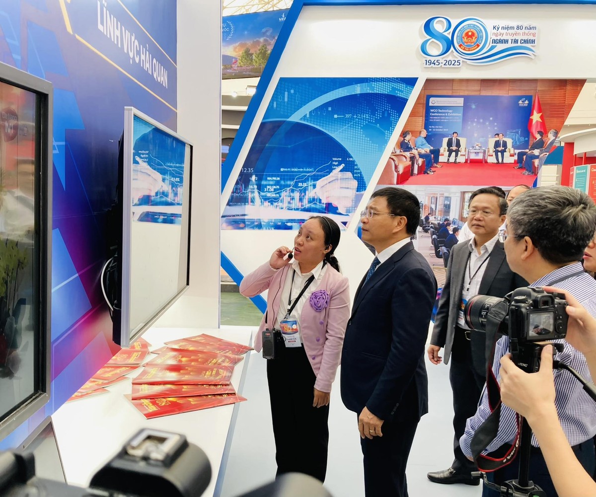 Lãnh đạo Bộ Tài chính thăm không gian triển lãm của Bộ Tài chính.