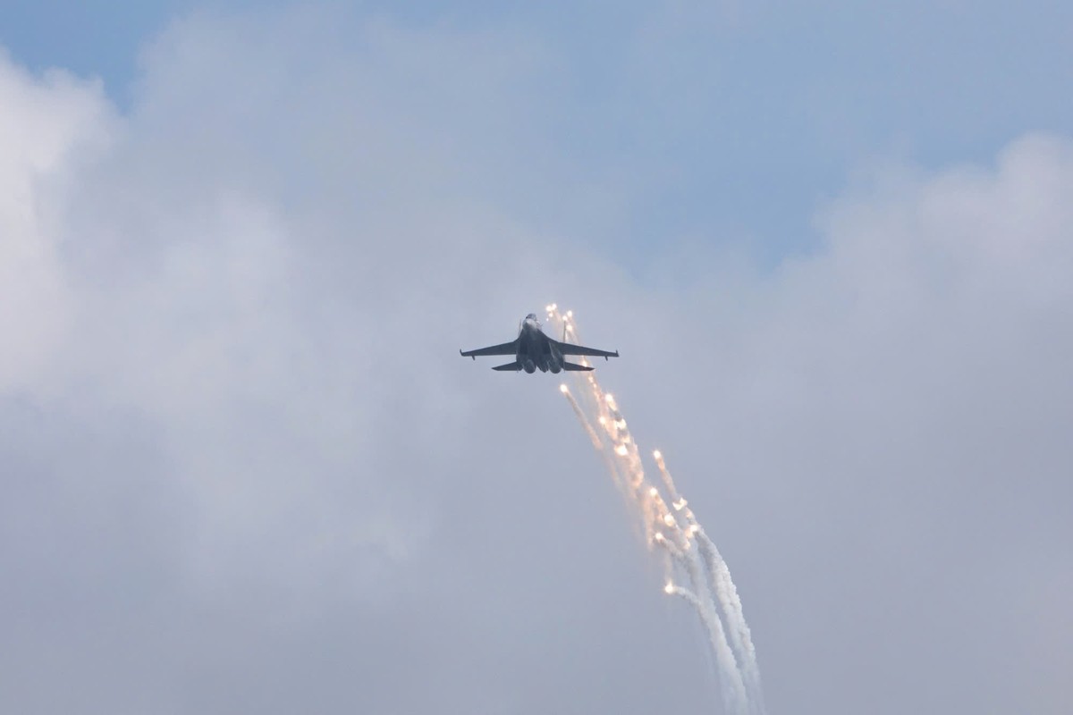Máy bay Su-30 thả đạn nhiễu. Ảnh: Hà Minh