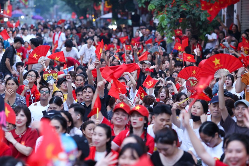 Đông đảo người dân, du khách đi xem Lễ diễu binh, diễu hành 80 năm Cách mạng Tháng tám thành công và Quốc khánh 2/9.