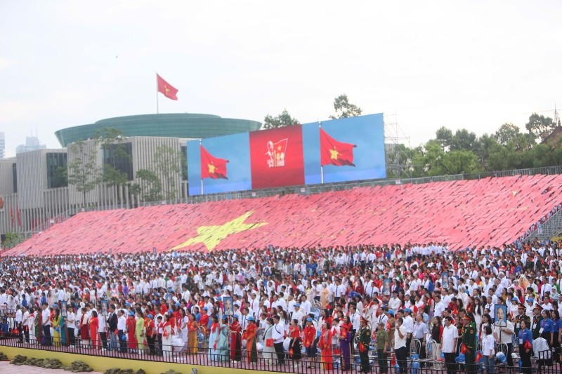 Các khán đài đã không còn chỗ trống khi buổi tổng duyệt chính thức diễn ra.