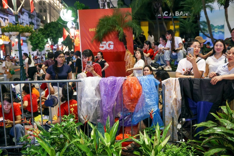 Áo mưa, ô và các đồ vật che chắn được người dân tranh thủ hong khô để đề phòng trời có thể tiếp tục mưa. Áo mưa, ô và các đồ vật che chắn được người dân tranh thủ hong khô để đề phòng trời có thể tiếp tục mưa.