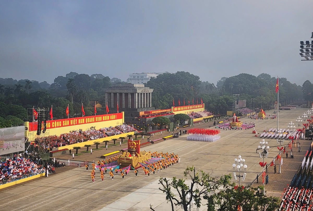 Xe mô hình biểu tượng 80 năm ngày Cách mạng tháng Tám thành công (19/8/1945-19/8/2025) và Quốc khánh nước Cộng hòa xã hội chủ nghĩa Việt Nam (2/9/1945-2/9/2025)