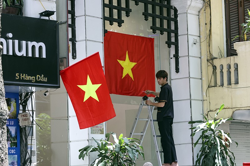 Nhiều gia đình và các cơ sở lưu trú muốn tạo ấn tượng với du khách bằng cách trang trí hình ảnh bắt mắt với lá quốc kỳ.