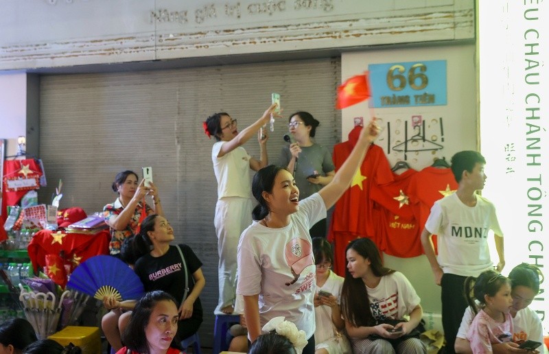 Nhiều người hoà theo điệu nhạc trên phố tạo nên bầu không khí háo hức và đầy năng lượng. Nhiều người hoà theo điệu nhạc trên phố tạo nên bầu không khí háo hức và đầy năng lượng.