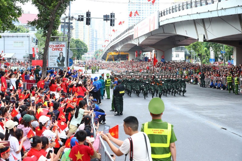 Các khối diễu binh đi qua phố Liễu Giai. Ảnh: Lê Tiên