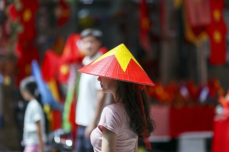 Các bạn trẻ thoả sức tạo dáng với nón in hình cờ