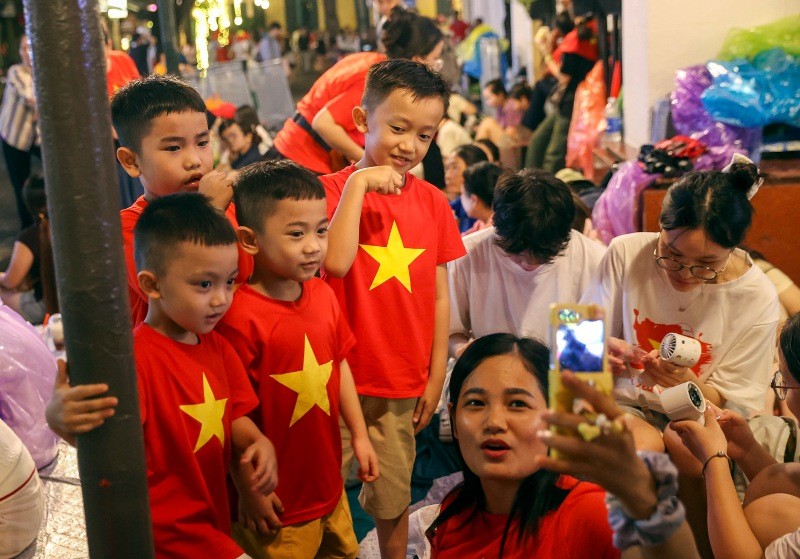 Một gia đình với đồng phục in hình cờ Tổ quốc hát vang những giai điệu quen thuộc về ngày Quốc khánh. Một gia đình với đồng phục in hình cờ Tổ quốc hát vang những giai điệu quen thuộc về ngày Quốc khánh.